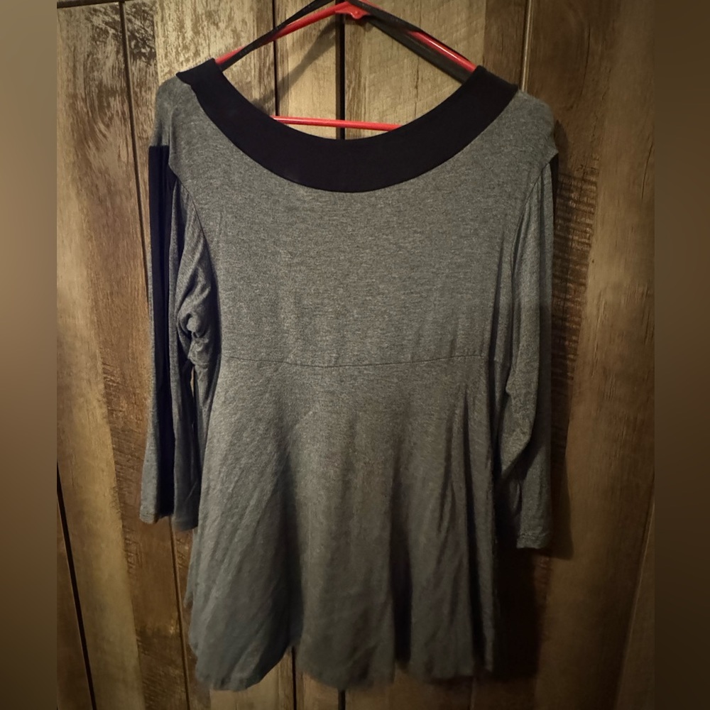 Stretchy and comfy maternity shirt with black detailing